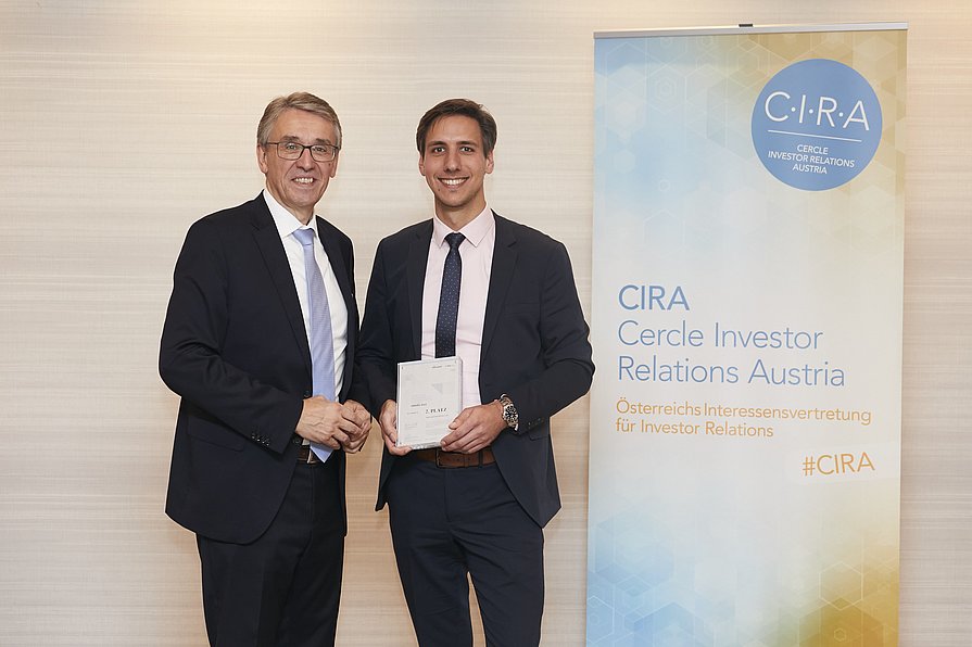 The award was presented on the 12th of October 2022 during the CIRA Annual Conference in Vienna. The picture shows Christoph Gabriel, Head of AMAG Investor Relations (right) with Harald Hagenauer, Chairman of CIRA. (© Heinz Tesarek)
